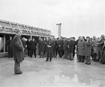 858717 Afbeelding van de aanwezigen bij het hijsen van de vlag na het bereiken van het hoogste punt van de in aanbouw ...